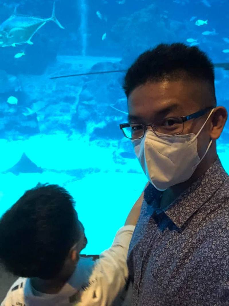 新加坡1名魚販帶兒子入水族館玩，在他眼中那些魚都變了食物。（「Market Fresh」fb圖片）