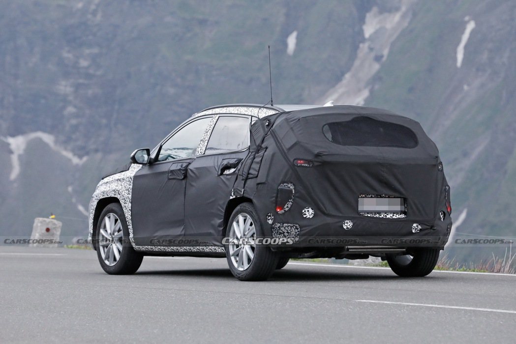 大改款Hyundai Kona偽裝測試車。 摘自carscoops
