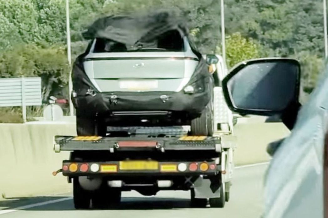 大改款Hyundai Kona車尾無偽裝曝光。 摘自carscoops