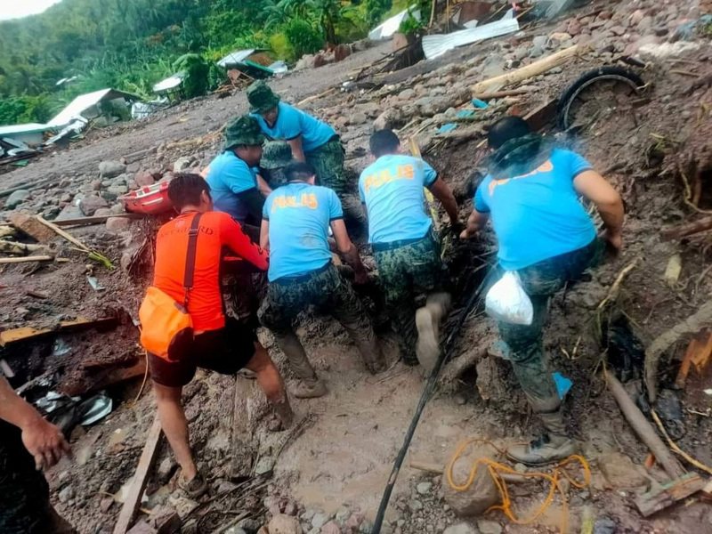 輕度颱風奈格接近菲律賓，在南部馬吉丹奧省造成的土石流與洪水已經導致至少42人死亡，還有數十人失蹤。 路透