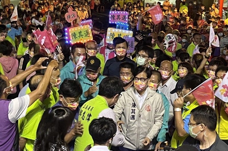 高雄市長陳其邁（前）27日成立彌陀區後援會，大進場時，海洋局長張漢雄也在人群中。記者林巧璉／攝影
