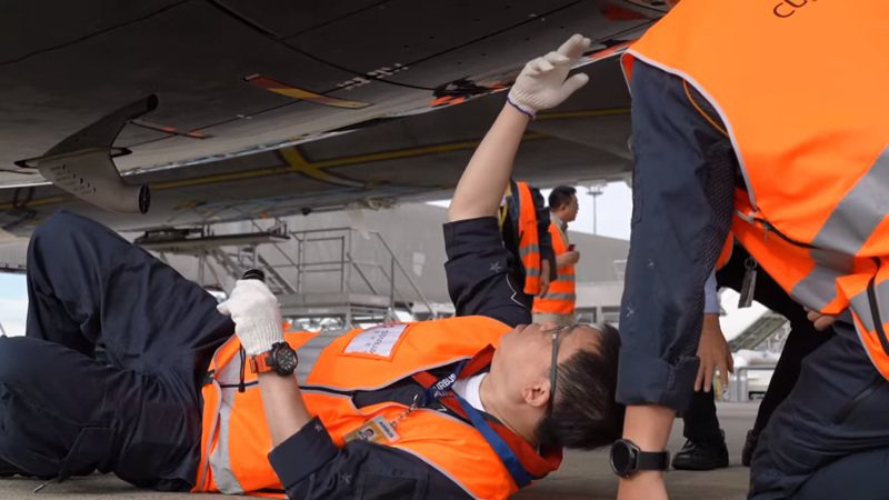 星宇航空首架A350-900廣體客機即將抵台，董事長張國煒親自率團赴法國接機，並親自檢查飛機細節，不惜躺在地上仔細檢查，可說是相當「接地氣」。圖／星宇提供