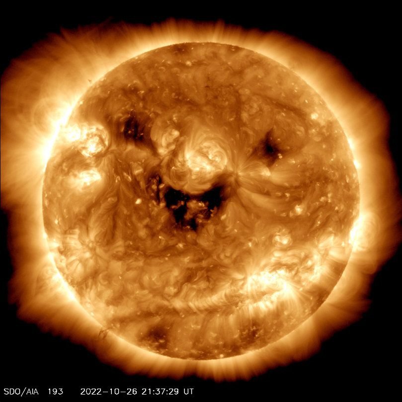美國太空總署的推特日前發布了一張衛星拍到太陽表面像是出現笑臉圖案的照片，引來眾多...