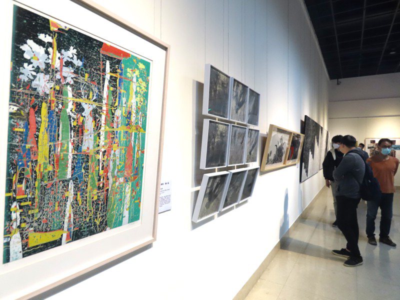 版畫類第1名由韓國藝術家金炫辰作品「存在」(圖左)獲得，其將自我與小草等其他生命之間連結，傾聽內心深處的獨白。記者李定宇／攝影