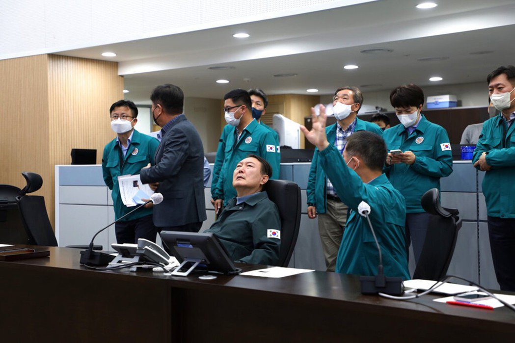 圖為案發後不久，南韓總統尹錫悅召開緊急會議。 圖／美聯社