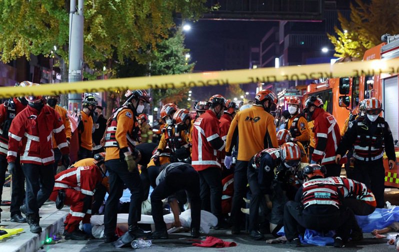 韓國梨泰院人踩人：圖為2022年10月29日意外發生後，大批救援人員和消防員傾巢而出，在意外現場救人。 美聯社