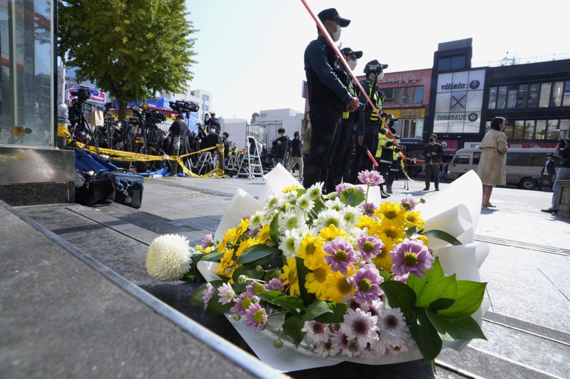 南韓首爾龍山區梨泰院29日舉行萬聖節派對，卻爆發該國史上最嚴重推擠踩踏事件，造成至少151人死亡，其中包括54男97女，女性死亡數幾乎是男性的兩倍。 美聯社