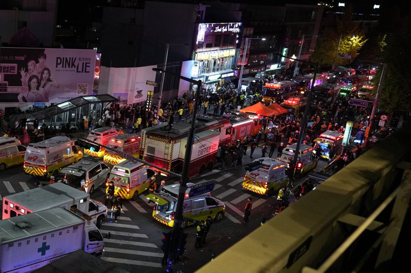 南韓首爾梨泰院昨晚發生嚴重踩踏意外，生還者表示，個子太小在人群中根本吸不到空氣。 美聯社