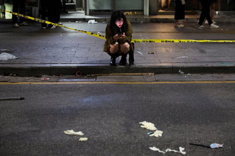 首爾龍山區消防局局長崔成範30日表示，前一晚梨泰院踩踏事件的死者多半為20多歲的女性。路透