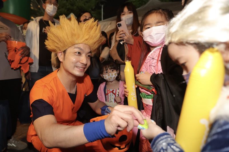 台北市長候選人蔣萬安（左）昨參加天母萬聖節活動，打扮成日本動漫「七龍珠」中的主角悟空，但未出席同志大遊行。記者許正宏／攝影