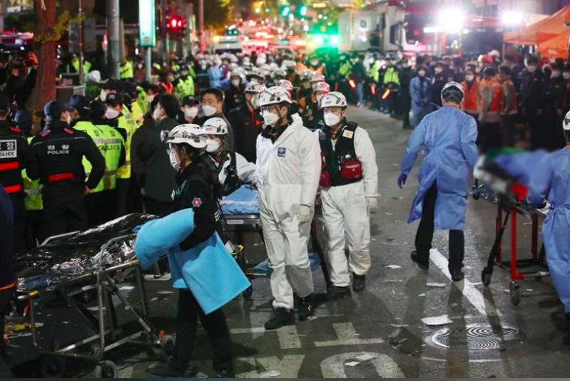 昨晚(29日)在南韓首爾梨泰院舉行的萬聖節活動吸引約十萬人參與，不過卻因人潮過多造成推擠、踩踏意外，目前已知至少151死、82傷。 圖／新華社