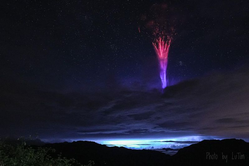 網友盧畊在合歡山上拍下絕美閃電影像，經查是相當罕見的中高層大氣閃電「巨大噴流」。圖／盧畊提供