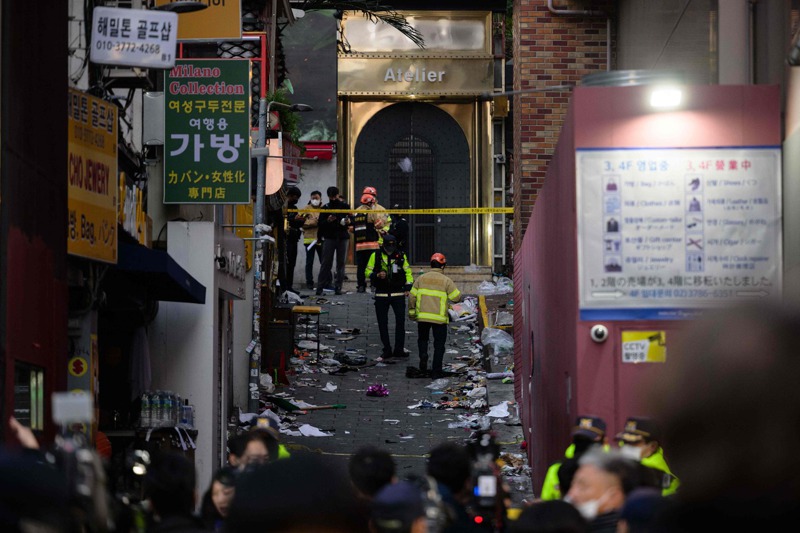 韓國首爾龍山區的梨泰院昨夜發生駭人的人潮擠壓事件，目前已知造成151人死亡。法新社