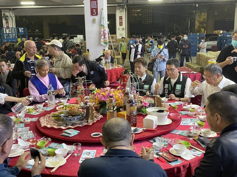 民眾黨主席柯文哲（右白衣）在餐會上雖然坐在主桌，但完全沒有跟「白狼」張安樂（左粉藍衣）有任何互動。記者張睿廷／攝影