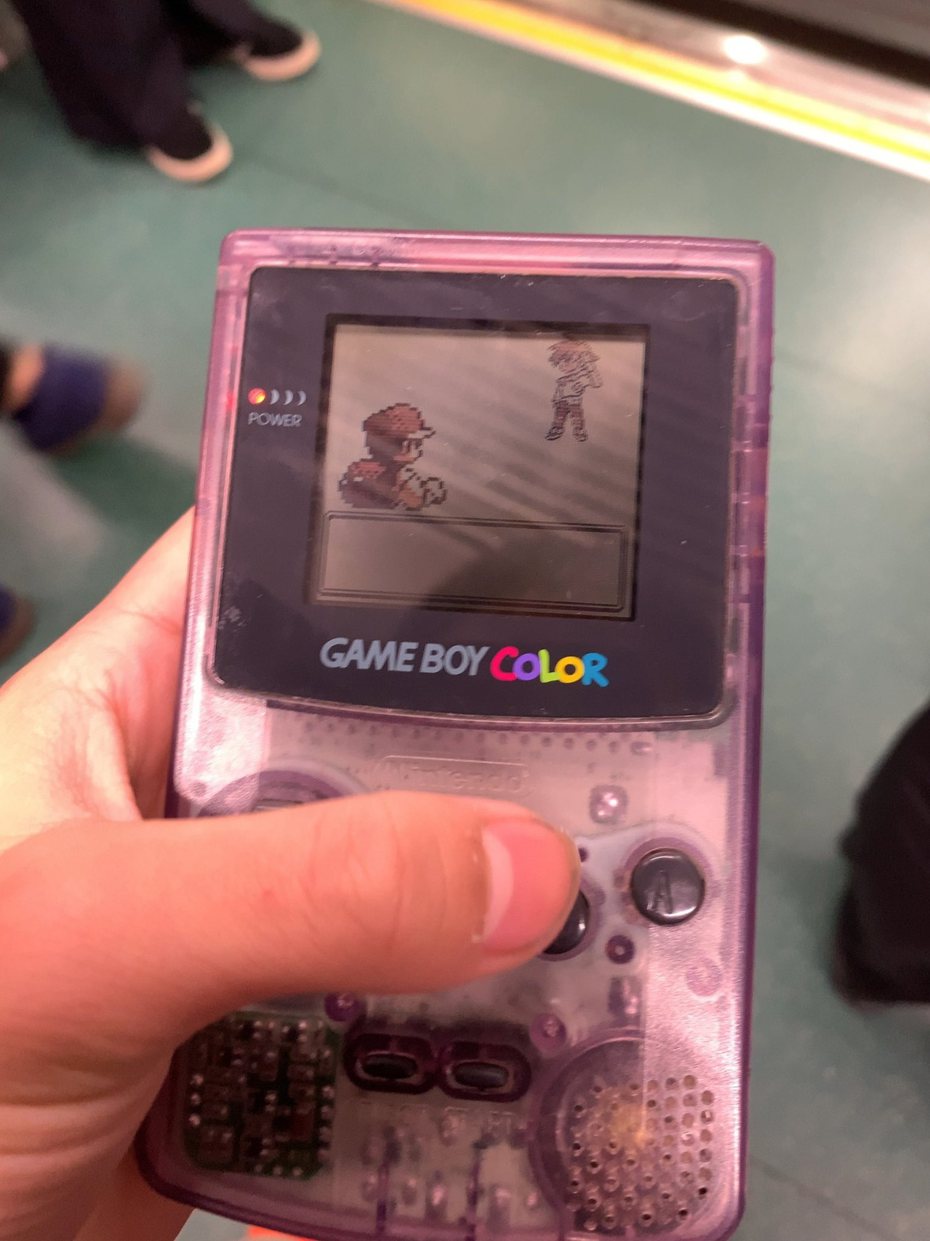 日本一名網友在路上玩Game Boy，竟被路過的學生問是不是「盜版Switch」讓他驚訝不已。圖擷取自推特
