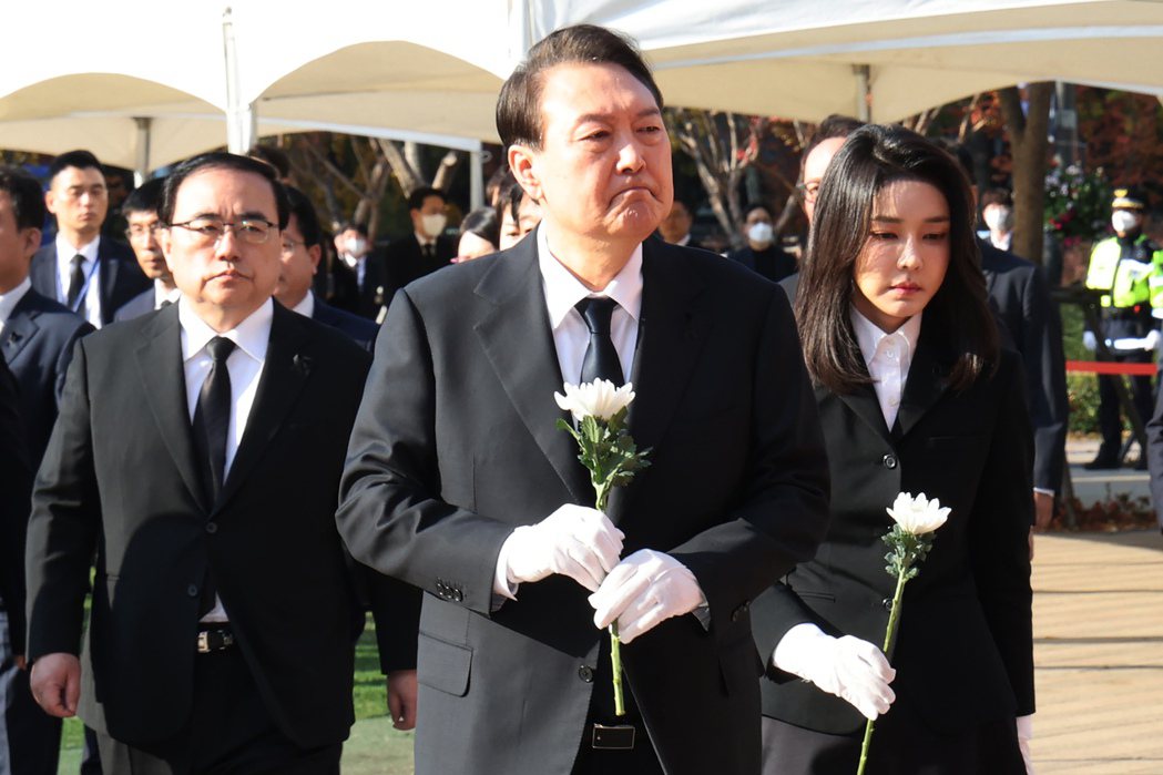  出席聯合紀念壇的總統尹錫悅與夫人。 圖／路透社