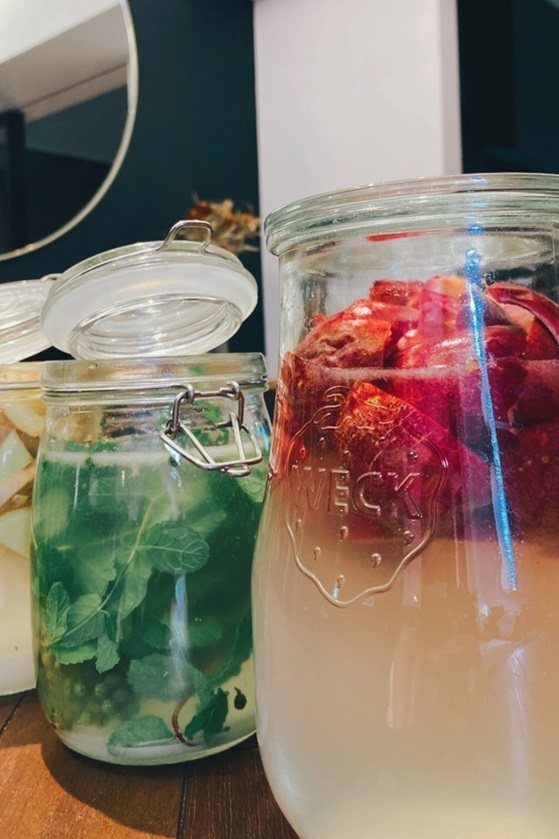 左邊綠色罐裝盛的是薄荷和青花椒，右邊紅色罐內則是百香果皮來釀酒 圖／小燈製作所提...