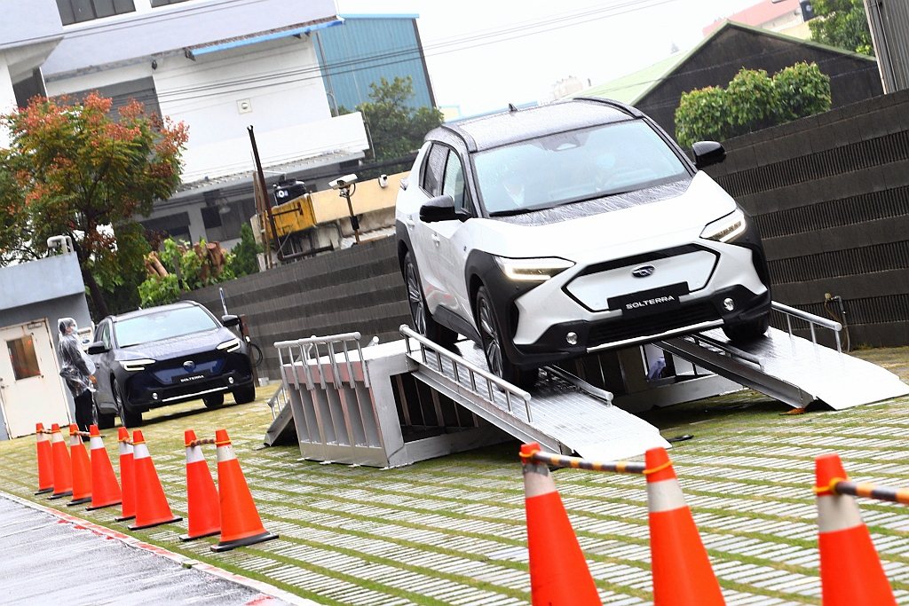 Subaru Solterra採用71.4kWh的大容量高效電池模組，依照台灣N...
