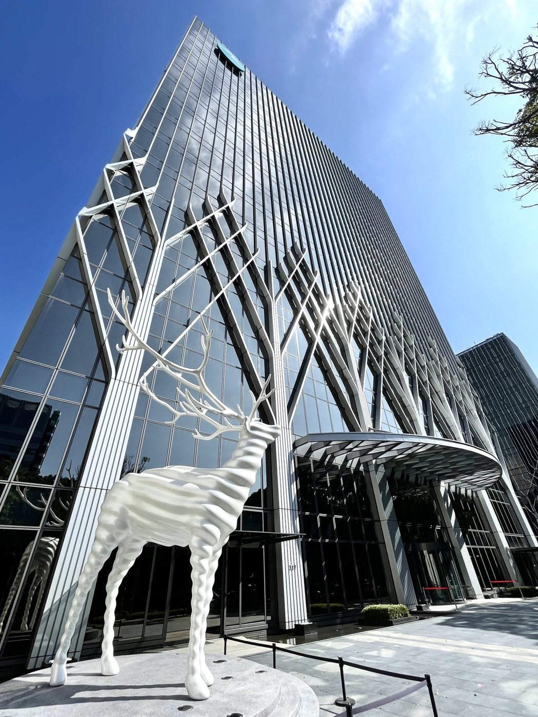 日本建築師高松伸所設計的玉山銀行第二總部大樓前，是日本藝術家名和晃平所設計的公共...