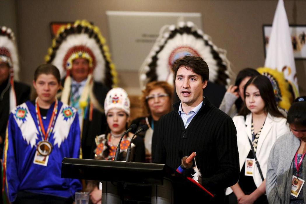 加拿大總理杜魯道向原住民道歉，承諾當局會作出補償和正視該段歷史。 圖／路透社　...