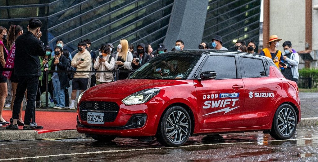 Taiwan Suzuki榮膺本屆走鐘獎官方汽車合作夥伴，由勇奪車訊風雲獎最佳進口小型車Swift HYBRID領銜完整馭電陣容，擔任創作者專屬座駕。 圖／Taiwan Suzuki提供