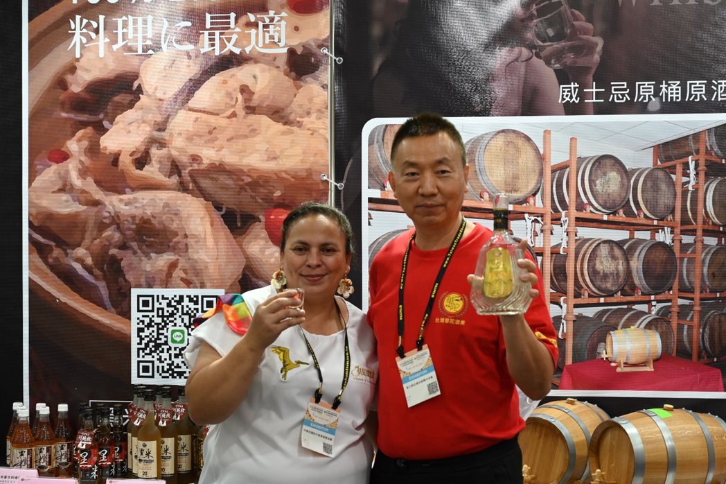 宏都拉斯大型水果酒通路商業者-Karen Pineda 對台灣華陀酒業的純釀黑米...