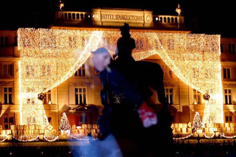 丹麥d'Angleterre飯店已決定取消今年耶誕點燈活動，圖為前年該飯店的耶誕燈飾造景。美聯社
