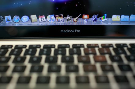 蘋果公司據傳明年3月才會推出搭載M2晶片的14吋和16吋筆電MacBook Pro。路透