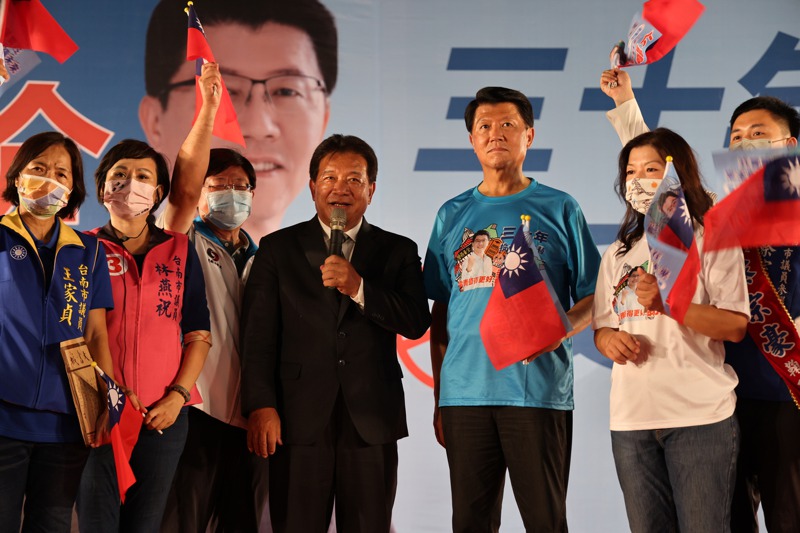 國民黨台南市長候選人謝龍介競選總部最近猛打議長牌，藉由議長郭信良（左四）站台力挺，爭取泛綠選民支持。圖／謝龍介競選總部提供