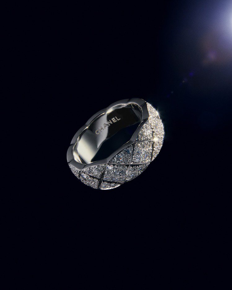 COCO CRUSH戒指小型款，18K白金雪花式鑲嵌鑽石，43萬0,000元。圖／香奈兒提供