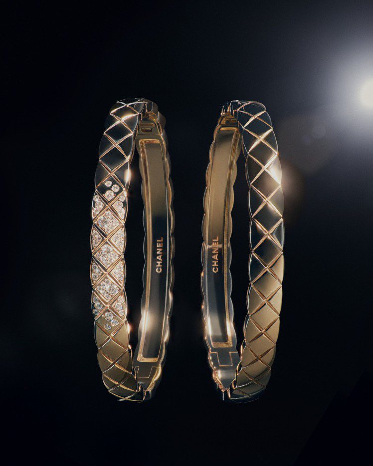 （由左至右）COCO CRUSH手環，18K Beige米色金鑲嵌鑽石，37萬5,000元；COCO CRUSH手環，18K Beige米色金，24萬4,000元。圖／香奈兒提供