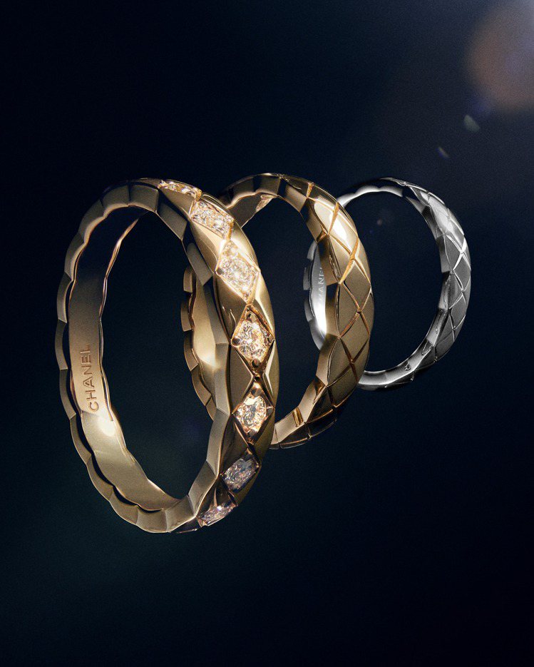 （由左至右）COCO CRUSH戒指窄版款，18K黃金鑲嵌18顆總重約0.37克拉明亮式鑽石，11萬4,000元；COCO CRUSH戒指窄版款，18K黃金，45,000元；COCO CRUSH戒指窄版款，18K白金，49,000元。圖／香奈兒提供