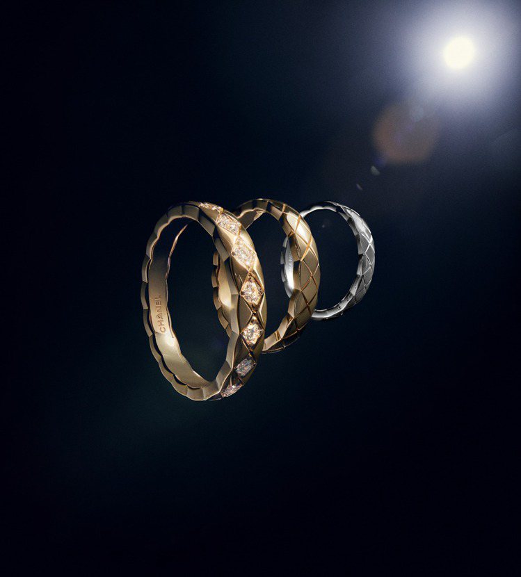 （由左至右）COCO CRUSH戒指窄版款，18K黃金鑲嵌18顆總重約0.37克拉明亮式鑽石，11萬4,000元；COCO CRUSH戒指窄版款，18K黃金，45,000元；COCO CRUSH戒指窄版款，18K白金，49,000元。圖／香奈兒提供