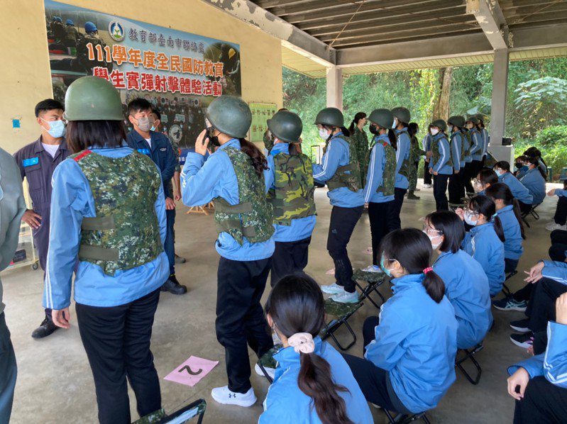 台南女中二、三年級學生幾乎全員參加學生實彈射擊體驗活動。圖／台南女中提供