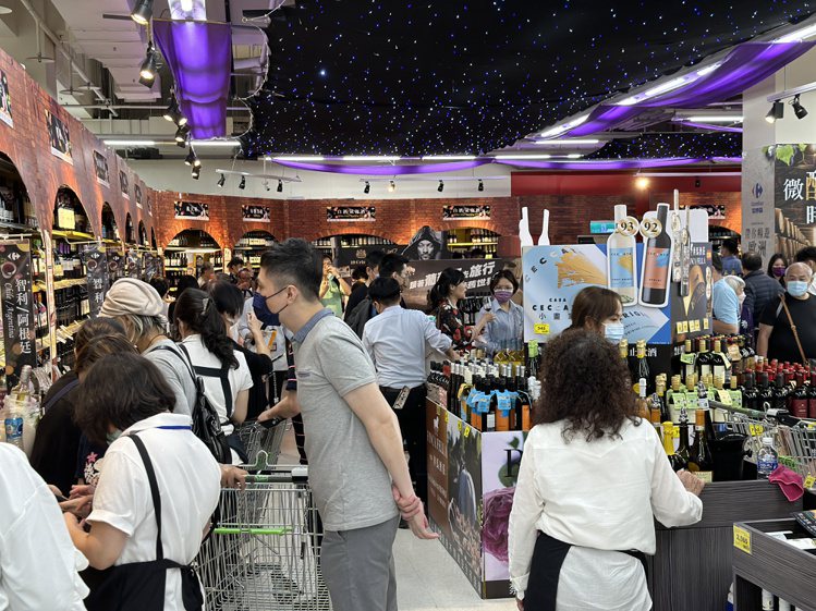 Wine Fair VIP微醺之夜上週五於新店店首開跑，開賣2小時就創下酒類超過...