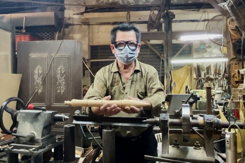 車枳木雕刻職人謝連春擁有半世紀木雕經驗。記者黃于凡／攝影