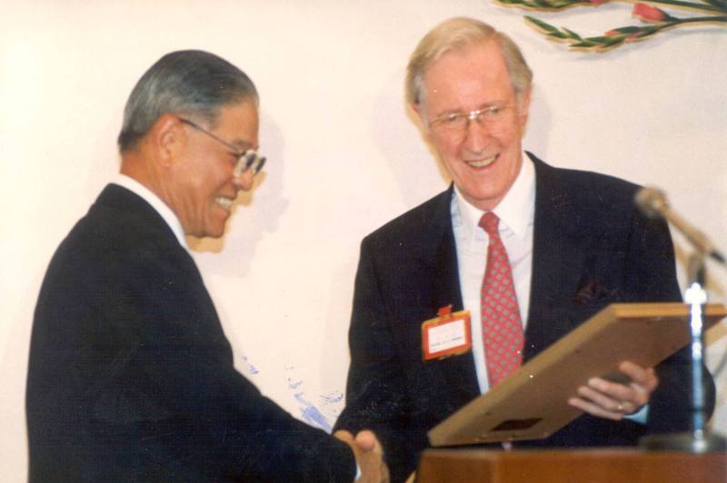 1990年11月1日李登輝總統在總統府，神情愉快地接受美國康乃爾大學校長羅茲頒贈的國際傑出校友榮譽狀。圖／聯合報系資料照片