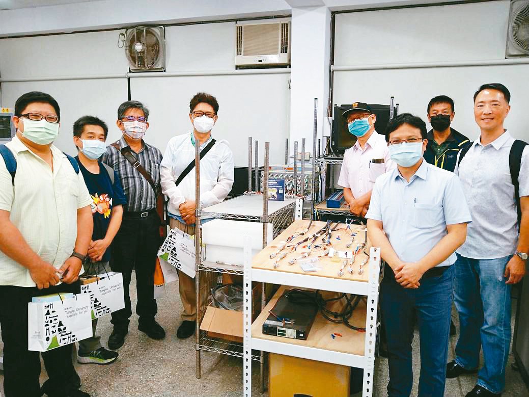 講師和學員參觀教授林正裕在東海化材系的電池實驗室照片。合春／提供