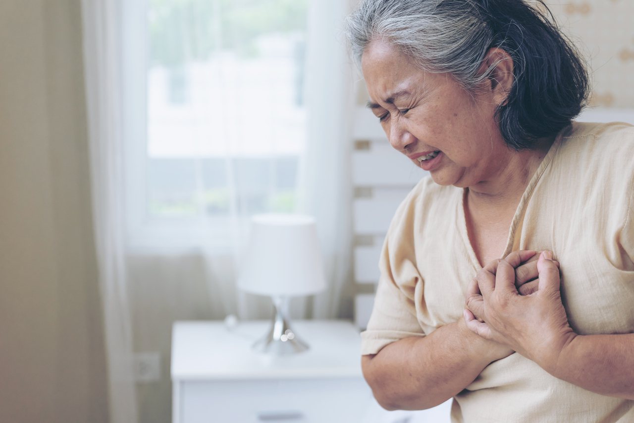 主動脈瓣膜狹窄的患者多為60~70歲，由於出現胸悶、胸痛等症狀才來求診。圖/freepik