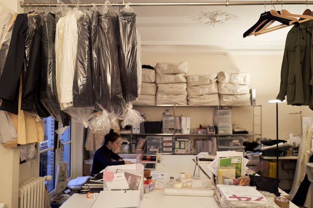 設計師品牌PETER WU在巴黎設有工作室，由Peter Wu跟少數的工作夥伴營...