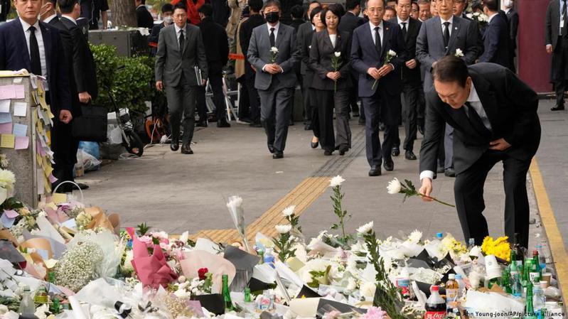 南韓首爾梨泰院10月29日發生的踩踏事故目前已經造成156人死亡，另外還有超過140人受傷，其中33人重傷。圖／德國之聲中文網