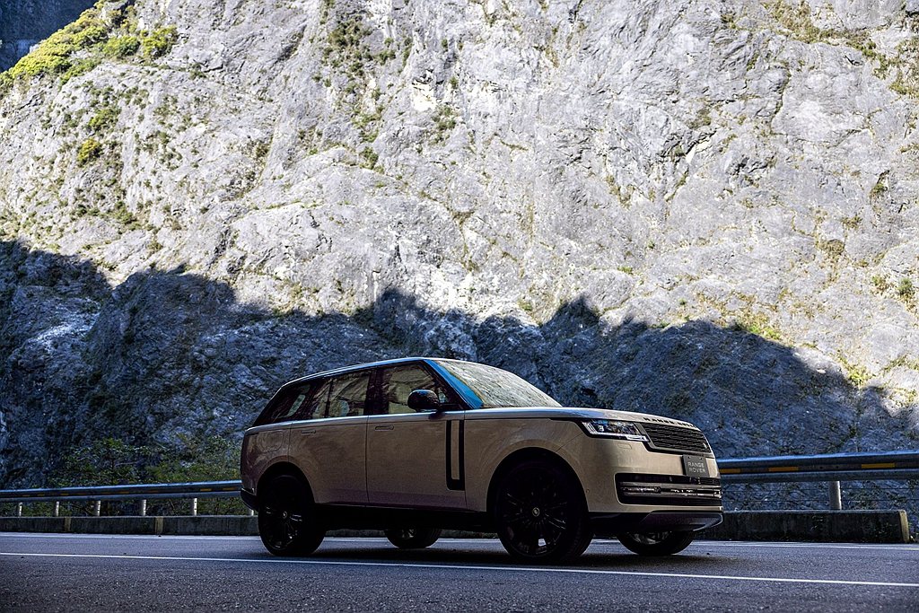 全新世代Land Rover Range Rover正式上市，建議售價新台幣597萬元起。
 圖／Land Rover提供