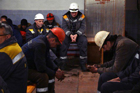 10月27日，烏克蘭的發電廠工人在空襲警報期間，於防空洞中靜靜等待。 圖／法新社...