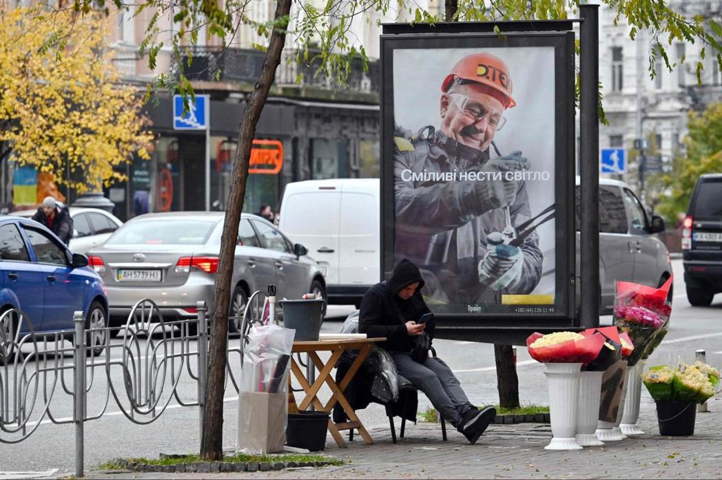 在基輔路邊，一則烏克蘭能源公司「DTEK」的廣告看板，看板中是一位DTEK的工人...