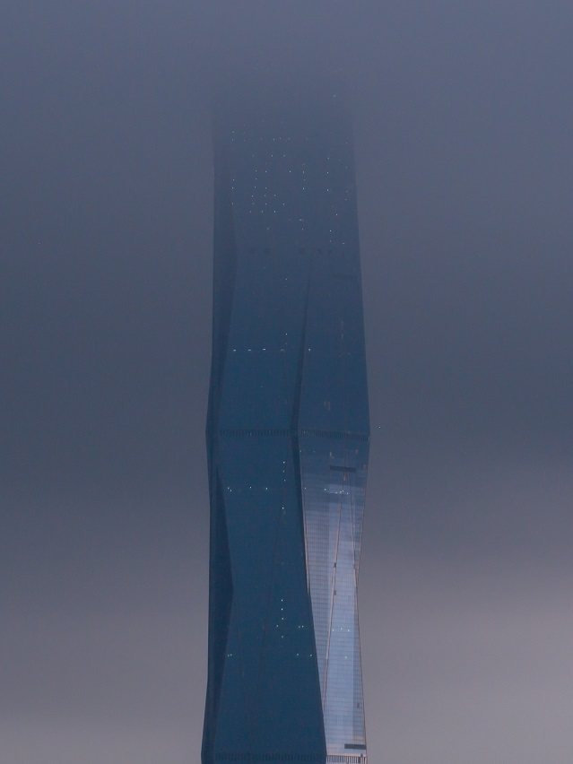 埋進大霧中的Merdeka 118以正式超越上海中心大廈，成為全球第二高樓。Ph...