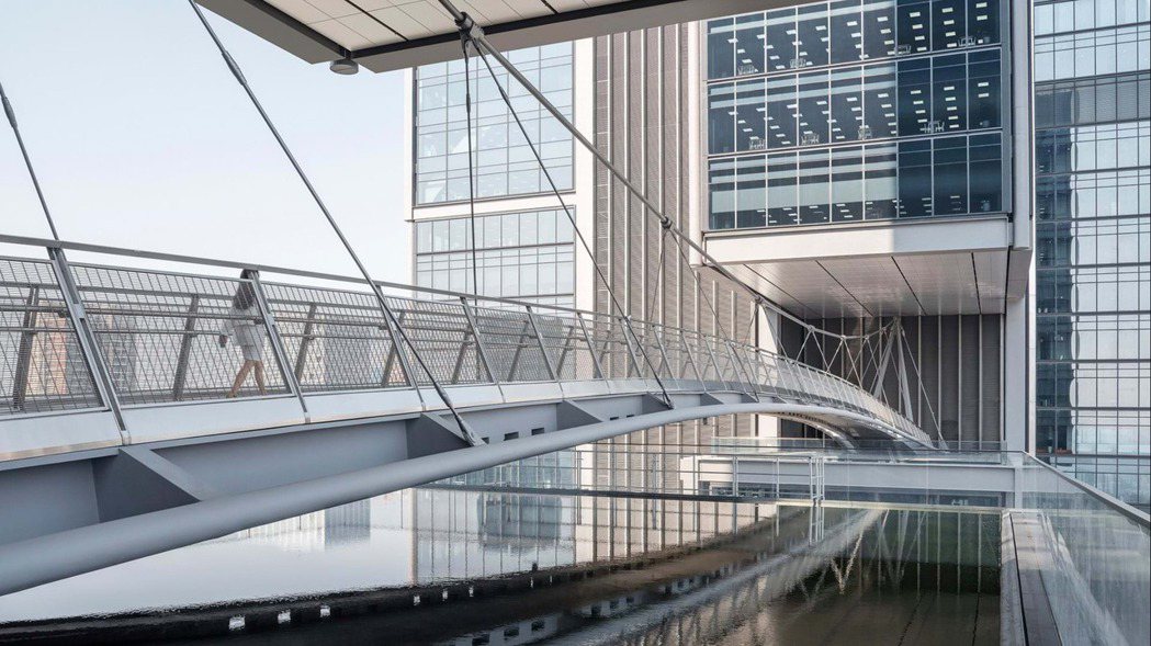 高度105公尺的吊橋結構體結合鋼索固定兩側來增加安全性。