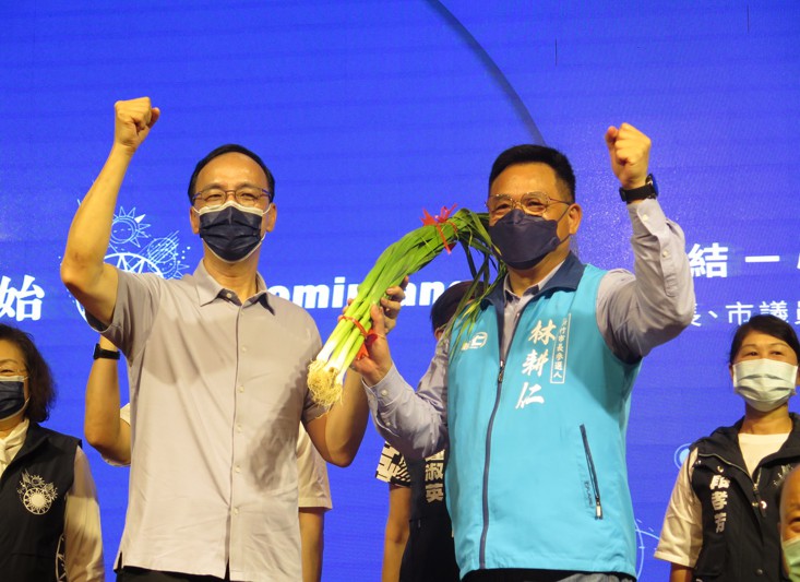 國民黨主席朱立倫（左）日前為國民黨在新竹市長候選人林耕仁（右）輔選、授戰旗。圖／聯合報系資料照片