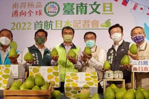 台南市長黃偉哲（右三）努力拓銷文旦，打開日本市場。記者謝進盛／攝影