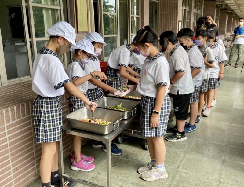 台南永康國小執行政府「學生吃石斑」，今天推出第一餐。圖／校方提供
