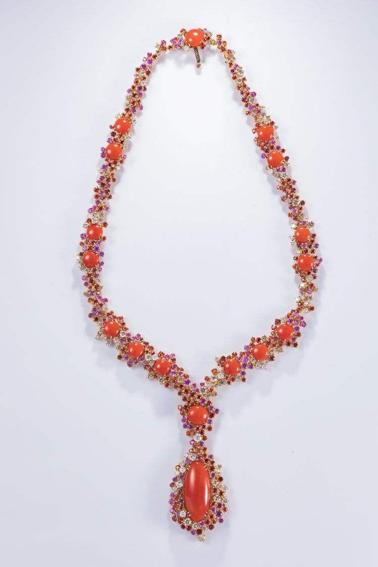 DAMIANI Mimosa 18K玫瑰金鑲鑽、藍寶石與珊瑚項鍊，292萬元。圖...